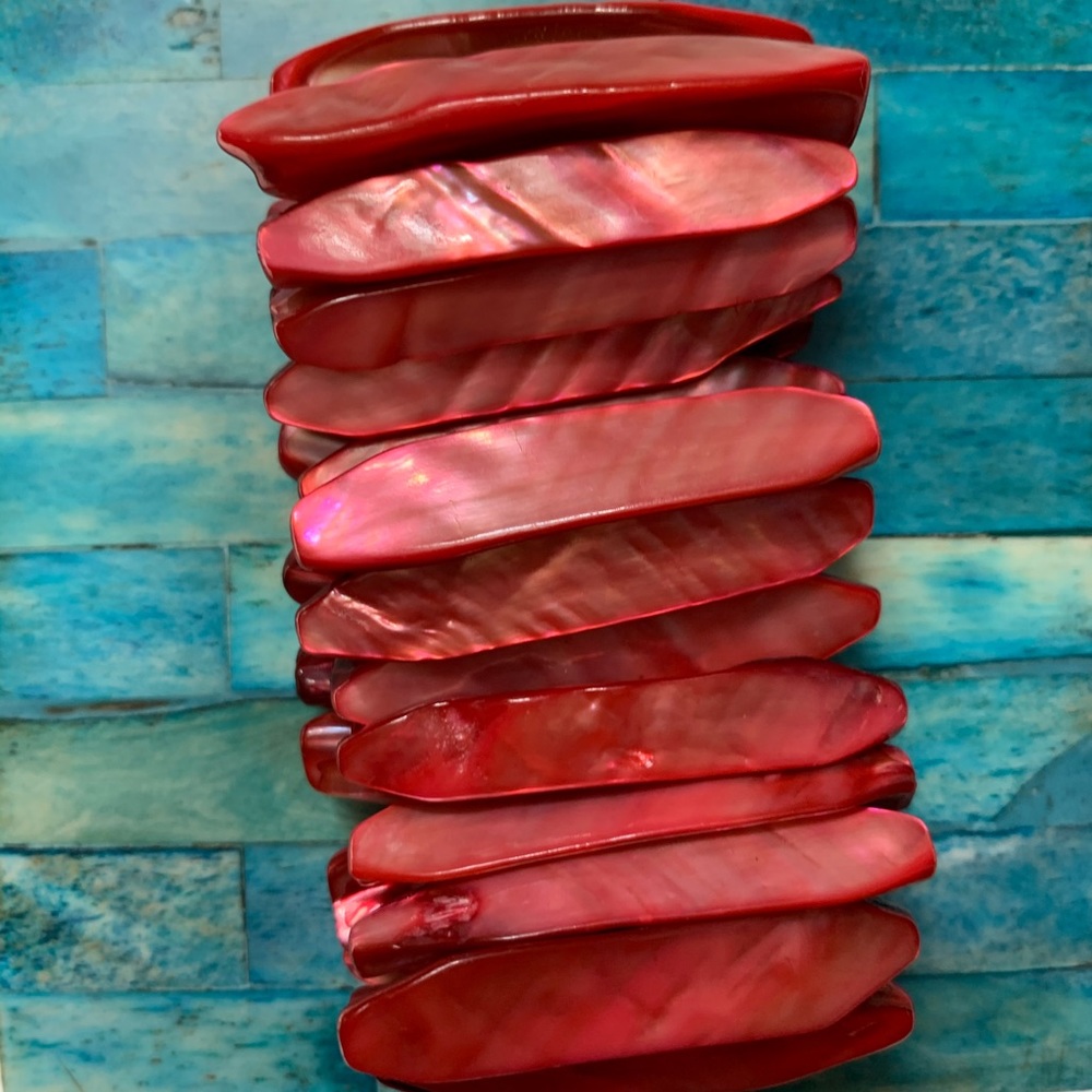 Red Expandable Shell Glass Bracelet - Picture 2 of 10